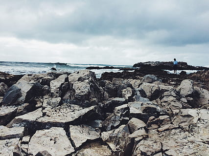 oceano, cielo, onde, nuvole, riva, rocce, vista, solo, solitario, massi, nuvole scure, roccia, Rocas, roccioso, battigia, spiaggia, scoscesa, aspro, nuvola - cielo, mare, solido, roccia - oggetto, acqua, terra, natura, giorno, orizzonte, orizzonte sull'acqua, bellezza nella natura, scenics - natura, persone reali, la tranquillità, scena tranquilla, all'aperto, 2K, CC0, dominio pubblico, privo di copyright