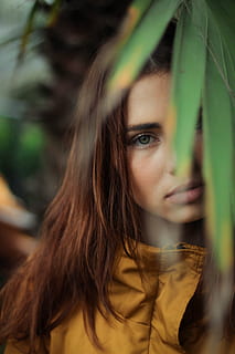 kvinde, stående, tilbage, blad, person, øje, ansigt, løv, portræt, humørsyg, gemmer sig, pige, plante, grøn, mørk, tæt på, dame, ung, brunette, Fotografía, naturaleza, Kvinder, mennesker, hunner, en person, ung voksen, skønhed, menneskeligt ansigt, kaukasisk etnicitet, smuk, voksen, udendørs, natur, livsstil, leder, unge kvinder, brunt hår, sensualitet, langt hår, kun en kvinde, sommer, nuttet, mode, skønhed i naturen, kigger på kameraet, sorg, lempelse, ensomhed, dag, kun kvinder, tøjmodel, rigtige mennesker, kun en ung kvinde, depression - sorg, sollys, kun voksne, fredfyldte mennesker, elegance, 5K, CC0, offentligt domæne, royaltyfrie