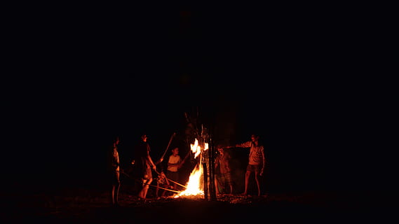 mensen, omgeven, botten vuur, brand, persoon, menselijk, vreugdevuur, vlam, voorgebergte, avontuur, vrijetijdsactiviteiten, silhouet, natuur, buitenshuis, berg-, kussen, haard, wildernis, lancering, platteland, landelijk, weide, grasland, brandend, warmte - temperatuur, vuur - natuurverschijnsel, nacht, camping, hout - materiaal, kampvuur, kopie ruimte, donker, logboek, hout, beweging, gloeiend, brandhout, saamhorigheid, Oranje kleur, 5K, CC0, publiek domein, royaltyvrij