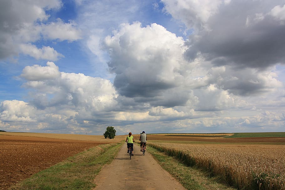 cel, paisatge, panorama, núvol, agricultura, camp, naturalesa, horitzontal, rural, estiu, cloudscape, la llum del dia, núvols d'estiu, schönwetter, temps, llum solar, carril, ciclistes, més, ampli, terra cultivable, Sarre, núvol - cel, terra, escena rural, medi ambient, cultiu, transport, bellesa a la natura, planta, granja, escenics - natura, carretera, planta de cereals, dia, adult, Carretera bruta, a l'aire lliure, pagès, 4K