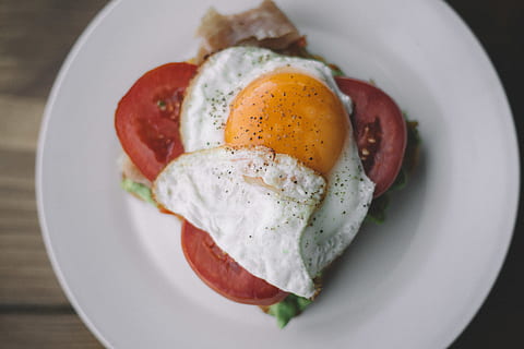 ou en tomàquet, menjar i beguda, ou, alimentació saludable, menjar, ou fregit, esmorzar, placa, benestar, llest per menjar, pa, fregit, frescor, a l'interior, cap gent, carn processada, costat assolellat cap amunt, carn de porc, pa torrat, al matí, rovell d'ou, 5K, CC0, domini públic, lliure de regalies