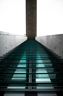 negre, blanc, persianes de finestres, diseny arquitectònic, arquitectura, edifici, concret, contemporani, la llum del dia, durant el dia, disseny, exterior, futurista, vidre, articles de vidre, panells de vidre, alt, material, modern, arquitectura moderna, cel, acer, estructura d’acer i formigó, estructura, urbà, parets, estructura construïda, exterior de l'edifici, cap gent, naturalesa, dia, vista d’angle baix, a l'aire lliure, funció de construcció de parets, cel clar, ombra, llum solar, columna arquitectònica, patró, direcció, pont, paret, perspectiva decreixent, 5K, CC0, domini públic, lliure de regalies