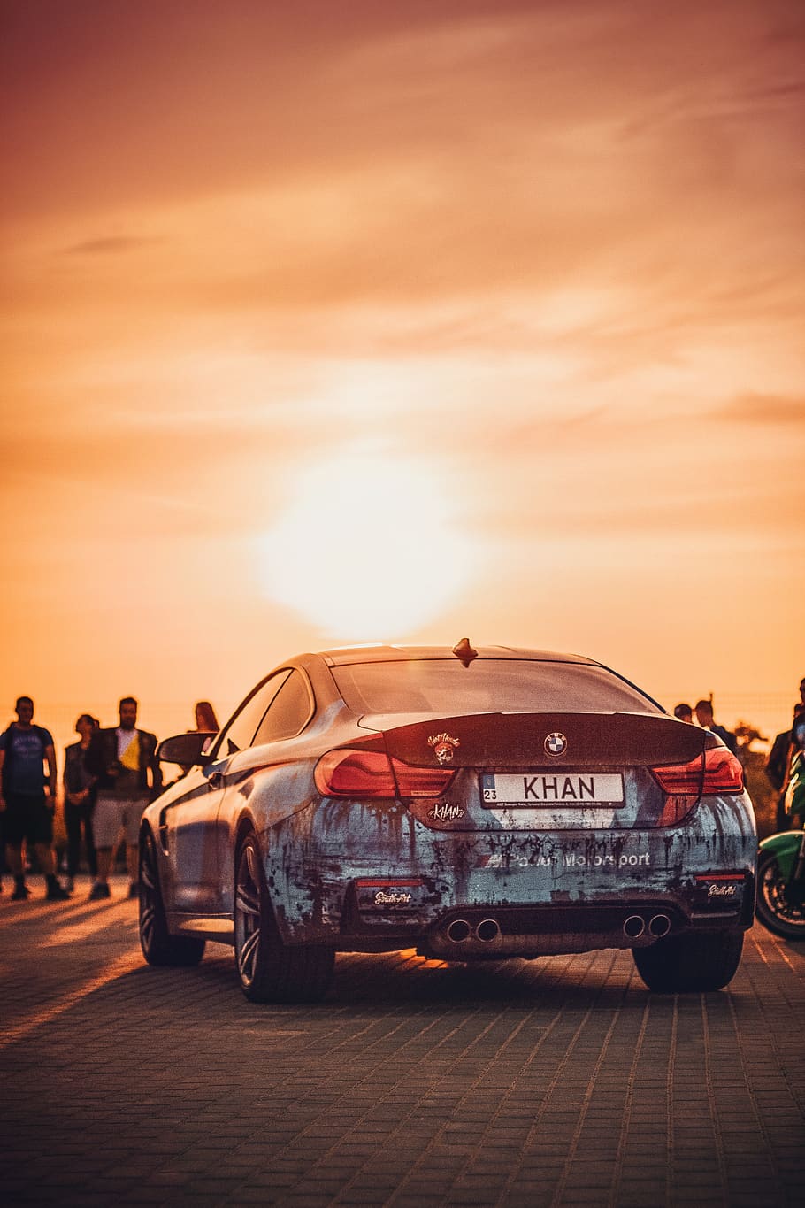 cotxe gris, vehicle, cotxe, vinnytsia, Ucraïna, transport, automòbil, cotxe de carreres, cotxe esportiu, bmw, llicència, khan, escapament, aparcat, coupe, autobús, exòtic, gent, multitud, show car, manera de transport, posta de sol, cel, vehicle terrestre, persones incidentals, naturalesa, grup de persones, color taronja, carrer, homes, viatjar, llum solar, ciutat, arquitectura, persones reals, carretera, 5K
