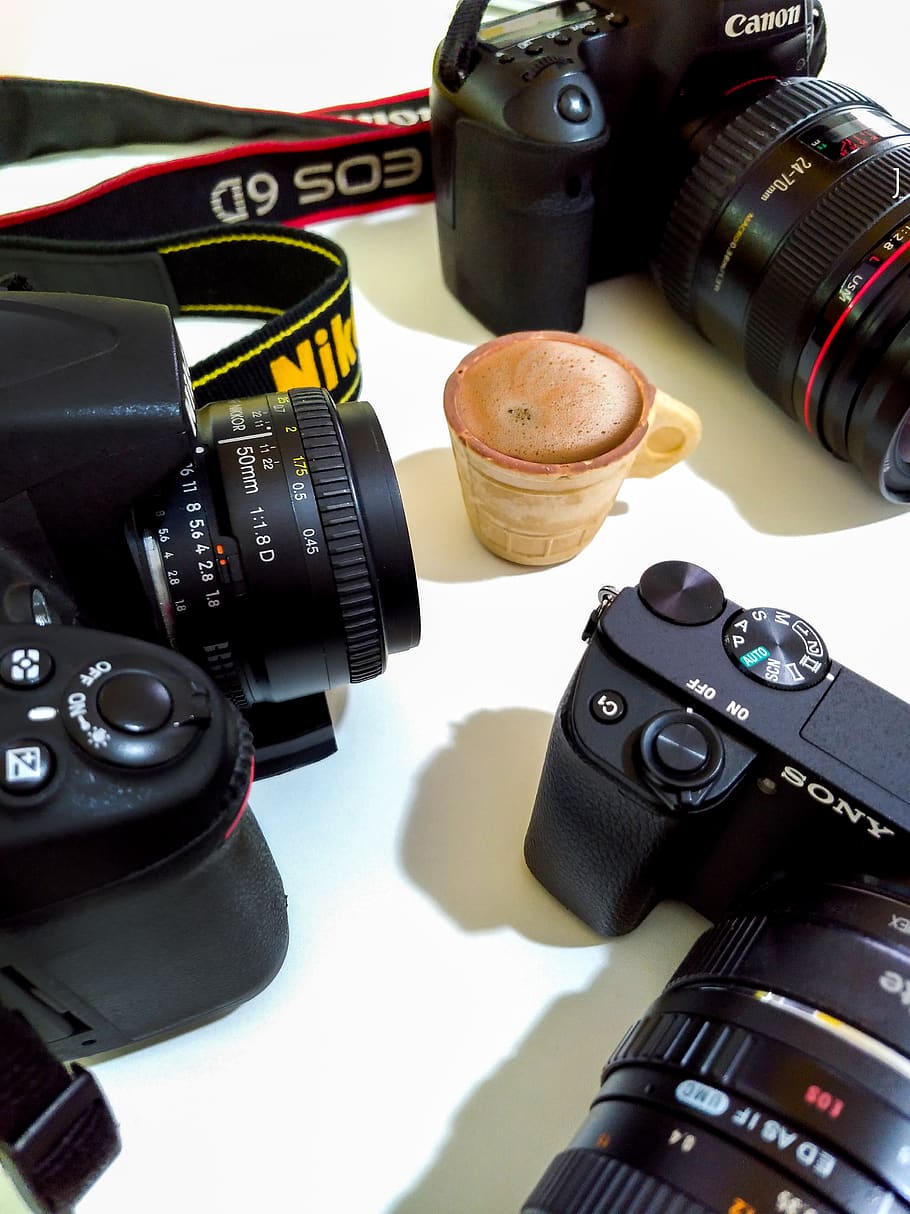 tres càmeres negres, electrònica, lent de la càmera, càmera, càmera digital, corretja, sony, nikon, cafè, cànon, sony alpha 6300, canon6d, hamburguesa, menjar, càmera de vídeo, tapa de lent, va parlar, roda d'aliatge, roda, màquina, figureta, càmera - equip fotogràfic, temes de fotografia, equip fotogràfic, tecnologia, taula, lent - instrument òptic, vista d’angle alt, primer pla, natura morta, fotografiar, càmera slr, cap gent, industria del cinema, celebració, càmera reflex digital d’una sola lent, dia, activitat, lent - ull, càmera de vídeo domèstica, 4K