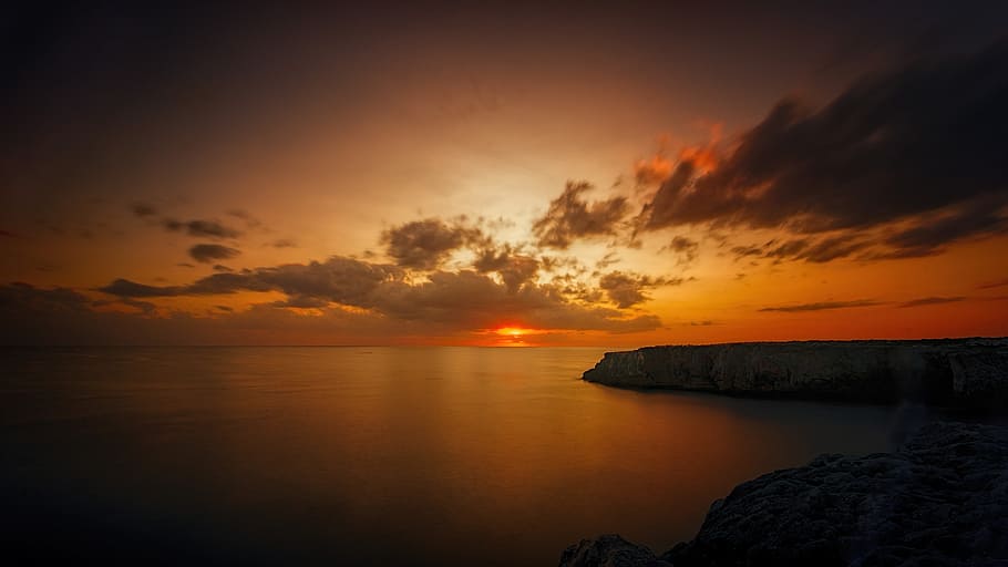 escènic, vista, oceà, vespre, platja, calma, núvols, alba, medi ambient, idíl·lic, paisatge, naturalesa, pacífica, tranquil, reflexió, mar, paisatge marí, serè, serenitat, silueta, cel, sortida del sol, posta de sol, aigua, escenics - natura, núvol - cel, bellesa a la natura, horitzó sobre l’aigua, horitzó, escena tranquil·la, tranquil·litat, cel dramàtic, sol, cap gent, 5K