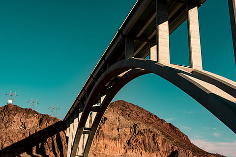 pont en béton gris, structure construite, architecture, ciel, la nature, faible angle de vue, pont, pont - structure artificielle, personne, journée, transport, lien, lumière du soleil, ciel clair, en plein air, bleu, cambre, métal, Destinations de voyage, Voyage, pont en arc, autoroute à voies multiples, 5K, CC0, domaine public, libre de droits