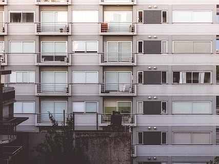 arquitectura, edifici, infraestructura, estructura, establiment, apartament, finestres, condomini, hotel, exterior de l'edifici, estructura construïda, finestra, cap gent, vidre - material, dia, barri residencial, a l'aire lliure, ciutat, marc complet, fons, balcó, naturalesa, patró, reflexió, vista d’angle baix, repetició, 4K, CC0, domini públic, lliure de regalies