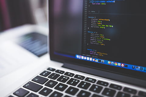 codage, la programmation, css, développement de logiciels, ordinateur, brouiller, fermer, Les données, afficher, électronique, concentrer, clavier, portable, écran, La technologie, app, programme, Logiciel, Technologie sans fil, la communication, lien, affaires, équipement informatique, à l'intérieur, moniteur d'ordinateur, personne, la finance, mise au point sélective, l'Internet, données boursières, réseau informatique, affaire d'entreprise, dispositif d'information portable, programmeur, économie, communications globales, 5K, CC0, domaine public, libre de droits