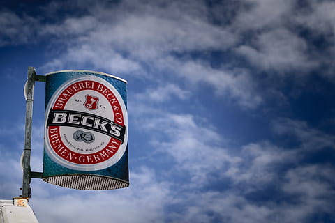 Wolken, Bier, Himmel, Getränk, Symbol, Auto, brauen, Oktoberfest, ikonisch, wolke - himmel, Zeichen, Kommunikation, Flachwinkelansicht, Text, keine Leute, Tag, Warnschild, Natur, westliche Schrift, Information, Beratung, Straßenschild, Hinweisschild, Blau, Warnsymbol, draußen, verboten, nicht-westliche Schrift, 5K, CC0, gemeinfrei, lizenzfrei