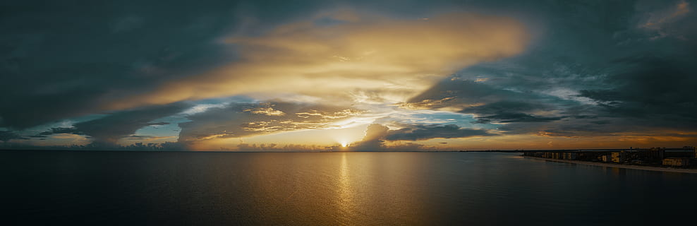 persona que mostra el capvespre, platja, núvols, alba, tarda, paisatge, oceà, panorama, panoràmica, reflexió, mar, paisatge marí, cel, estiu, sol, posta de sol, aigua, núvol - cel, escenics - natura, tranquil·litat, bellesa a la natura, escena tranquil·la, naturalesa, cel dramàtic, cap gent, llum solar, a l'aire lliure, idíl·lic, raig de sol, 8K, CC0, domini públic, lliure de regalies