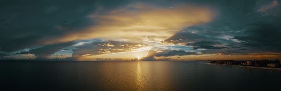 persona que mostra el capvespre, platja, núvols, alba, tarda, paisatge, oceà, panorama, panoràmica, reflexió, mar, paisatge marí, cel, estiu, sol, posta de sol, aigua, núvol - cel, escenics - natura, tranquil·litat, bellesa a la natura, escena tranquil·la, naturalesa, cel dramàtic, cap gent, llum solar, a l'aire lliure, idíl·lic, raig de sol, 8K