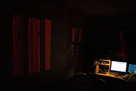 monitor, lloc de treball, dormitori, PC, ordinador, fosc, a l'interior, música, cultura i entreteniment artístic, tecnologia, cap gent, cortina, instrument musical, habitació domèstica, escenari - espai de rendiment, etapa, nit, il·luminat, absència, equipament musical, comunicació, equips d’il·luminació, còpia espai, vell, rendiment, 720P, CC0, domini públic, lliure de regalies