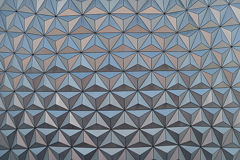 catifa, patró, epcot, disney, pis, ornament, fractal, intersecció, carretera, triangle, rajola, paper, finestra, arquitectura, claraboia, edifici, taca, alumini, gràfics, art, fons, marc complet, disseny, forma, forma geomètrica, cap gent, estructura construïda, repetició, textura, gris, metall, primer pla, modern, forma de triangle, característica arquitectònica, quadrícula, sostre, resum, 5K, CC0, domini públic, lliure de regalies