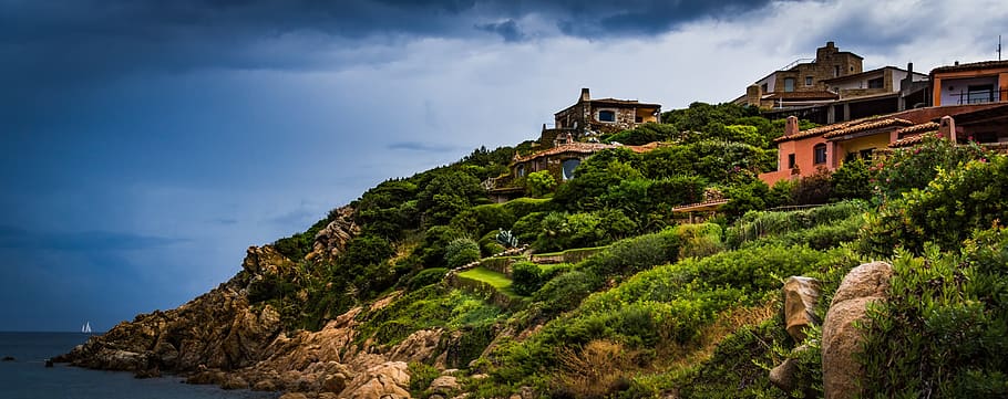 mediterrani, arquitectura, núvols, tempesta, veler, desenvolupament de pendents, casa rural, sardenya, porto cervo, verd, blau, ocre, estructura construïda, exterior de l'edifici, cel, edifici, destinacions de viatge, núvol - cel, naturalesa, viatjar, bellesa a la natura, turisme, escenics - natura, cap gent, planta, el passat, barri residencial, arbre, casa, història, medi ambient, a l'aire lliure, 2K