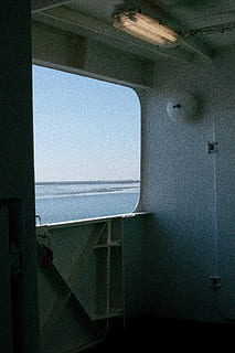 interiorul navei albe, fereastră, Germania, NORDSEE, hublou, Föhr, partea de nord, ocean, BAC, vedere, barcă, Nordfriesland, Sylt, clădire, arhitectură, lucarnă, ușoară, semnal luminos, decoratiune interioara, siluetă, Clopotniță, mare, în interior, apă, cer, nici o persoana, interiorul vehiculului, navă nautică, orizontul peste apă, orizont, natură, zi, transparent, sticlă - material, mijloc de transport, absență, transport, tavan, 5K, CC0, domeniu public, fără drepturi de autor