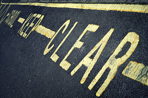 l'école reste à l'écart, asphalte, lumière du jour, voie, route, école, signe, panneau de signalisation, jaune, marquage routier, transport, marquage, symbole, rue, ville, vue grand angle, la communication, journée, personne, en plein air, orientation, texte, architecture, mode de transport, rue de la ville, 5K, CC0, domaine public, libre de droits