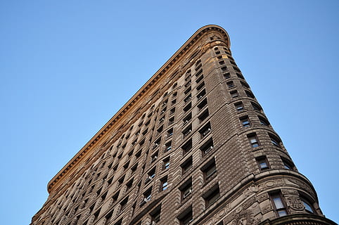 edifici de pla gris, flatiron, newyork, nyc, edifici, arquitectura, cel, estructura construïda, vista d’angle baix, exterior de l'edifici, història, el passat, cel clar, cap gent, destinacions de viatge, naturalesa, dia, blau, religió, a l'aire lliure, viatjar, antic, lloc de culte, creença, civilització antiga, arqueologia, estil gòtic, 4K, CC0, domini públic, lliure de regalies
