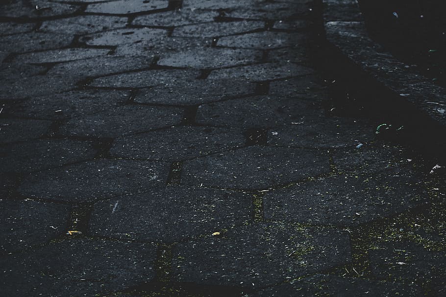 Betonpflaster, Stein, Boden, dunkel, schwarz, Straße, Kopfsteinpflaster, Bürgersteig, Asphalt, Hintergründe, draußen, Muster, abstrakt, Fußweg, texturiert, alt, stein material, keine Leute, Rau, städtische Szene, Natur, schmutzig, Bodenbelag, grau, Avenue, 5K