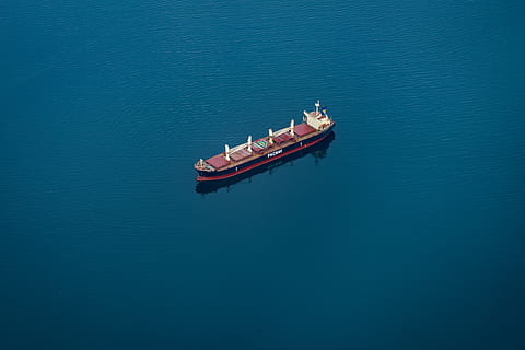 veliero, barca, veicolo, mezzi di trasporto, moto d'acqua, nave, chiatta, cargo, petroliera, acqua, blu, verde, barca di spedizione, aereo, fotografia aerea, oceano, carico, traghetto, rimorchiatore, draga, nave nautica, mare, modo di trasporto, giorno, vista dall'alto, natura, lungomare, viaggio, andare in barca, bellezza nella natura, movimento, all'aperto, la tranquillità, nessuno, scena tranquilla, barca a vela, yacht, 4K, CC0, dominio pubblico, privo di copyright