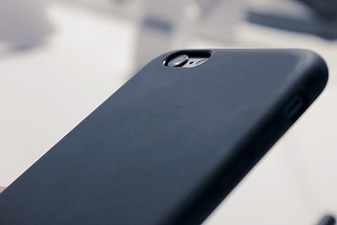 iphone, kamera, linse, sak, mobil, smarttelefon, teknologi, virksomhet, nærbilde, trådløs teknologi, smart telefon, ingen folk, forbindelse, mobiltelefon, bærbar informasjonsenhet, innendørs, kommunikasjon, selektiv fokusering, fokusere på forgrunnen, enkelt objekt, stilleben, skjerm, studio skudd, svart farge, portabilitet, datamaskin, dag, elektrisk utstyr, 5K, CC0, offentlig domene, opphavsrett gratis