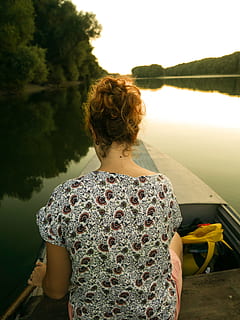 Frau, Reiten, Boot, Fluss, Textur, Reflexion, weiblich, gesichtslos, Flussseite, Baum, Wald, Wasser, Sonnenuntergang, warm, Flussboot, Kleid, Dressing, Boot auf dem Fluss, Flussfahrt, Bootsfahrt, Mädchen, Natur, See, draußen, eine Person, Entspannung, Sommer-, Menschen, Frauen, Lebensstile, kaukasischer Abstammung, junger Erwachsener, Sitzung, Erwachsene, Urlaube, Schönheit in der Natur, ruhige Szene, Reise, Sonnenlicht, Freizeitbeschäftigung, Rückansicht, Schönheit, Einsamkeit, ruhige Leute, reisende Leute, junge Frau, Vergnügen, Freiheit, nur eine frau, Tag, wunderschönen, Landschaft, Legere Kleidung, suchen, Glück, szenen, 4K, CC0, gemeinfrei, lizenzfrei