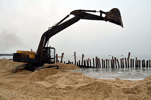 escavatore jcb, architettura, costruzione, industria, motore della terra, macchinario, industria di costruzioni, macchine da cantiere, cielo, sito di costruzione, terra, natura, bulldozer, scavando, mezzi di trasporto, sabbia, veicolo terrestre, modo di trasporto, giorno, spiaggia, acqua, mare, attrezzatura da costruzione, equipaggiamento industriale, 2K, CC0, dominio pubblico, privo di copyright