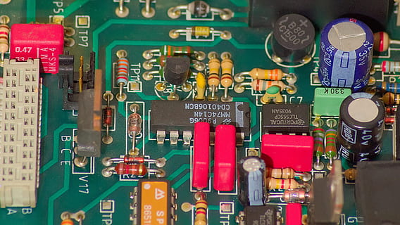 kretskort, komponenter, elektroteknikk, kretser, maskinvare, komponent, loddetråd, elektronikkindustrien, databrikke, multi farget, innendørs, ingen folk, kommunikasjon, nærbilde, teknologi, stor gruppe gjenstander, valg, stilleben, datamaskin, variasjon, forbindelse, innovasjon, hovedkort, data utstyr, utstyr, leketøy, kompleksitet, elektrisk utstyr, 4K, CC0, offentlig domene, opphavsrett gratis