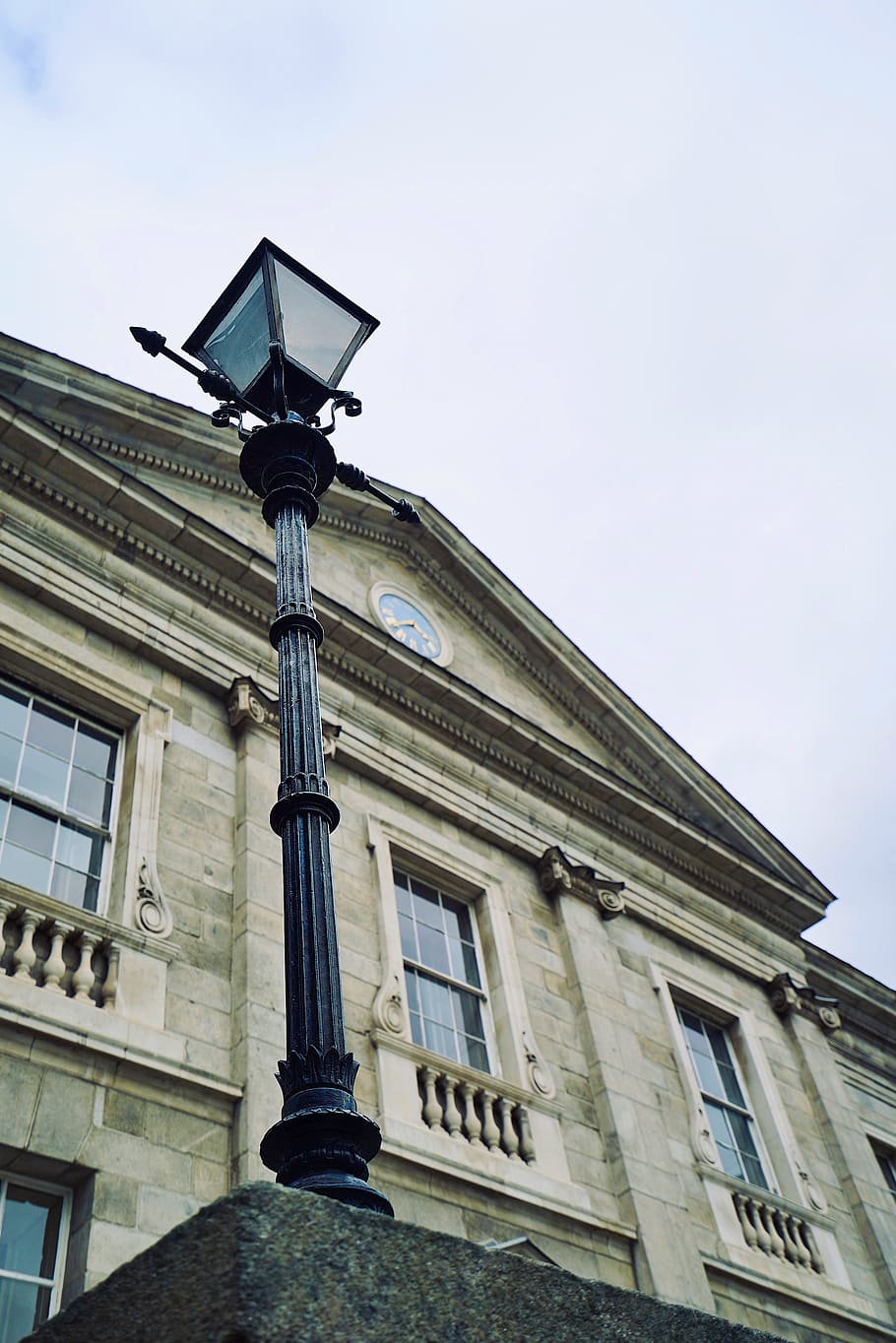 sloupek lampy, hodinová věž, architektura, věž, budova, svítilna, stínidlo, zábradlí, hodiny, střecha, kámen, analogové hodiny, okno, plaketa, sluneční hodiny, střešní tašky, lžíce, příbory, loutna, hudební nástroj, exteriér budovy, nízký úhel pohledu, stavba, nebe, nikdo, den, Příroda, Dějiny, čisté nebe, minulost, pouliční osvětlení, osvětlovací zařízení, venku, architektonický sloup, starý, ulice, elektrická lampa, 4K
