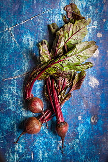 tre rape, cibo e bevande, cibo, mangiare sano, in casa, verdura, direttamente sopra, blu, natura morta, benessere, freschezza, nessuno, tavolo, legno - materiale, colore verde, cibo crudo, girato in studio, sfondo colorato, foglia, parte vegetale, avvicinamento, sfondo blu, cibo vegetariano, 5K, CC0, dominio pubblico, privo di copyright
