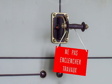 interruptor, panell vermell, treballar, advertiment, atenció, vermell, comunicació, text, guió occidental, cap gent, penjant, signe, primer pla, gestionar, seguretat, a l'interior, funció de construcció de parets, senyal d'advertència, metall, maneta, guió, script no occidental, accidents i desastres, porta, protecció, sortir, 4K, CC0, domini públic, lliure de regalies