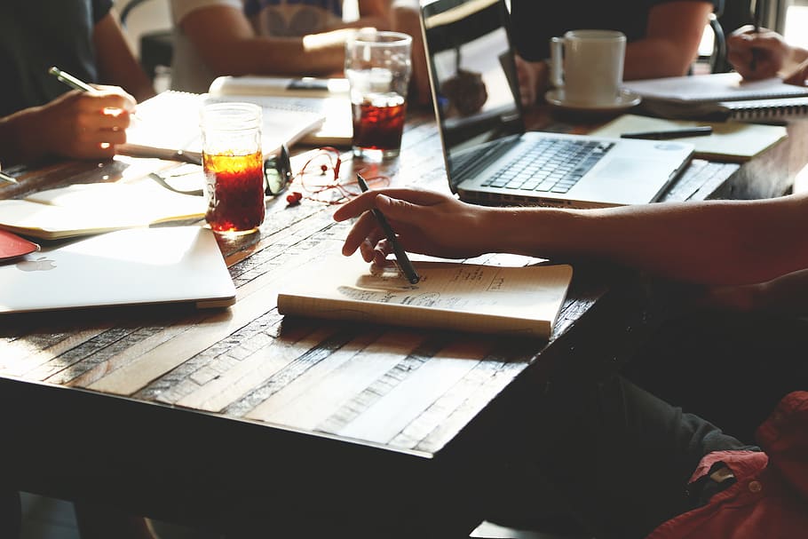 la personne, en portant, noir, stylo, séance, conférence, apprentissage, réunion, Remarques, personnes, école, étude, apprendre, enseignement, équipe, travail en équipe, Université, travail, atelier, l'écriture, table, Nourriture et boisson, boisson, papier, Vrais gens, à l'intérieur, publication, main humaine, main, une personne, rafraîchissement, livre, verre à boire, portable, partie du corps humain, la communication, verre, 5K