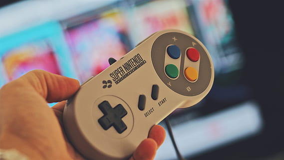 persoană, deținere, alb, snes controller, conexiune, dispozitiv, afişa, Electronică, joc, controlor de joc, gamepad, jucător, mână, în interior, Internet, timp liber, medicament, nintendo, Joaca, portabil, ecran, tehnologie, jucărie, umană, partea corpului uman, a închide, o persoana, să se concentreze asupra primelor elemente, arta culturii și divertismentului, selectiv, educaţie, cercetare, Control, text, deget, parte a corpului, ştiinţă, western script, 4K, CC0, domeniu public, fără drepturi de autor