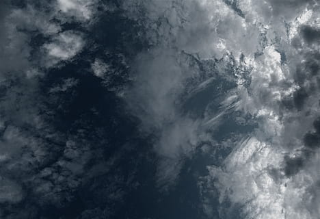 hvide skyer, atmosfære, uklarhed, skyer, skyer form, cloudscape, overskyet, dagslys, himmel, høj, natur, udendørs, naturskøn, sky - himmel, storm, baggrunde, miljø, dramatisk himmel, humørlig himmel, ildevarslende, tordenvejr, storm sky, ingen mennesker, vind, våd, meteorologi, regn, mørk, klima, skybrud, abstrakte baggrunde, abstrakt, ekstremt vejr, 5K, CC0, offentligt domæne, royaltyfrie
