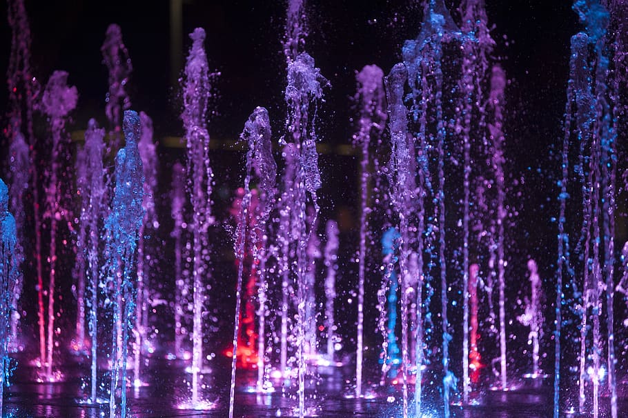Font, splash, aigua, esquitxades, blau, rosa, gotes, aqua, flux, dispersió, colorit, corrent, explosió, nit, porpra, il·luminat, cap gent, naturalesa, cristall, decoració, a l'aire lliure, arbre, llum - fenomen natural, equips d’il·luminació, temperatura de fred, patró, hivern, primer pla, bellesa a la natura, tecnologia, 4K