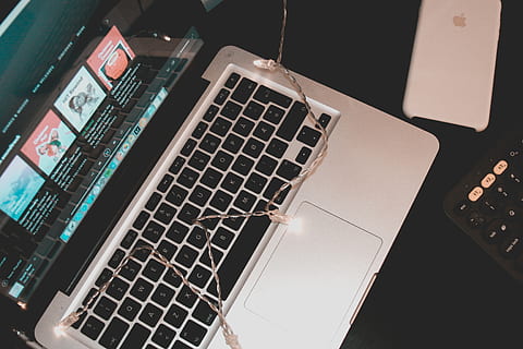 computer, Software, Spotify, macbook, logitech, i phone, minimo, sviluppatore, programmatore, nero, tecnologia, connessione, comunicazione, tecnologia wireless, tastiera del computer, tastiera, attrezzatura informatica, il computer portatile, nessuno, in casa, parte del computer, avvicinamento, vista dall'alto, dispositivo di informazione portatile, Internet, tavolo, natura morta, schermo del computer, rete di computer, tasto del computer, 2K, CC0, dominio pubblico, privo di copyright