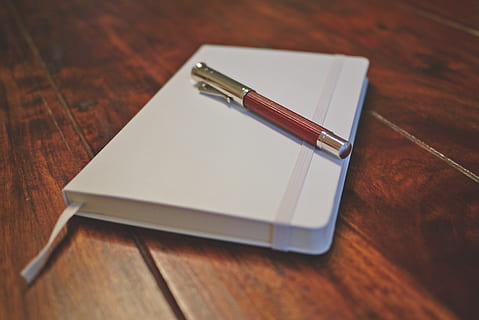 bianca, taccuino, penna, Scrivi, diario, di legno, tavolo, legno - materiale, natura morta, in casa, vista dall'alto, nessuno, concentrarsi sulle conoscenze acquisite, bloc notes, carta, strumento di scrittura, avvicinamento, ufficio, forniture per ufficio, copia spazio, due oggetti, vuoto, messa a fuoco selettiva, attività commerciale, penna stilografica, 4K, CC0, dominio pubblico, privo di copyright