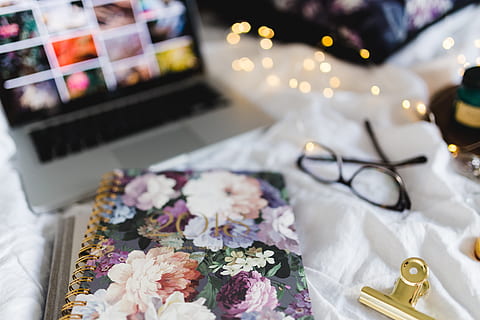 di partenza, lavoro, letto, taccuino, libri, calendario, studia, ordine del giorno, in casa, tavolo, multicolore, vista dall'alto, nessuno, tessile, messa a fuoco selettiva, scelta, preparazione, celebrazione, forbici, concentrarsi sulle conoscenze acquisite, variazione, natura morta, avvicinamento, abilità, pianta, creatività, arte e artigianato, illuminato, motivo floreale, composizione floreale, 5K, CC0, dominio pubblico, privo di copyright