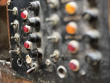 bådpanel, gammelt panel, ingen mennesker, tæt på, indendørs, gammel, selektiv fokusering, teknologi, valg, dag, udstyr, metal, fokus på forgrunden, variation, forbindelse, forældet, meddelelse, stor gruppe af objekter, overflod, forvitret, mad og drikke, rusten, 4K, CC0, offentligt domæne, royaltyfrie