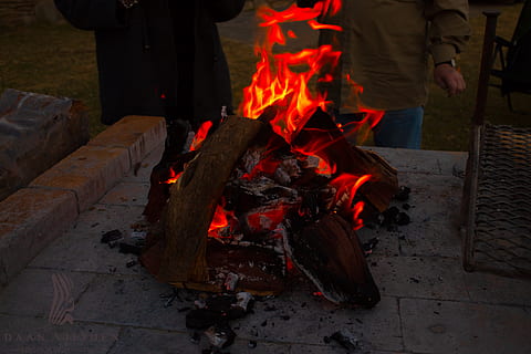 namibia, daan viljoen, fuoco, fiamma, calore - temperatura, ardente, fuoco - fenomeno naturale, legno - materiale, ceppo, natura, raggiante, legna, legna da ardere, all'aperto, giorno, sezione bassa, persone reali, vista dall'alto, persone accessorie, colore arancione, falò, avvicinamento, 8K, CC0, dominio pubblico, privo di copyright