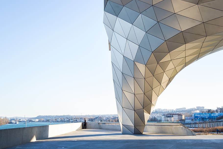graue Metallstruktur, die Architektur, gebaute Struktur, Gebäudehülle, Stadt, klarer Himmel, Himmel, Transport, Natur, kopieren sie platz, modern, Gebäude, keine Leute, Stadtbild, Tag, Reise, Blau, draußen, Sonnenlicht, Reiseziele, Bürogebäude außen, Wolkenkratzer, Luxus, 4K