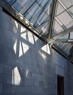 quatre, blanc, càmeres de seguretat, arquitectura, edifici, finestra, galeria nacional d'art, claraboia, EUA, Washington dc, museu, i. m. pei, nikond3100, mínim, edifici d'oficines, decoració de la llar, vianants, concret, silueta, pis, passadís, arquejat, estructura construïda, vista d’angle baix, llum solar, dia, cap gent, patró, a l'aire lliure, exterior de l'edifici, naturalesa, modern, ombra, vidre - material, metall, transparent, reflexió, funció de construcció de parets, sostre, 4K, CC0, domini públic, lliure de regalies
