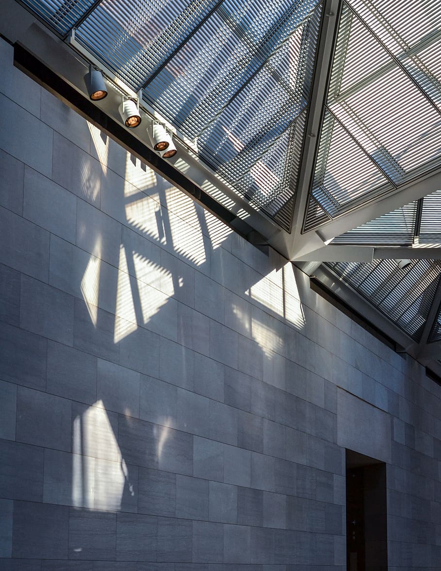 quatre, blanc, càmeres de seguretat, arquitectura, edifici, finestra, galeria nacional d'art, claraboia, EUA, Washington dc, museu, i. m. pei, nikond3100, mínim, edifici d'oficines, decoració de la llar, vianants, concret, silueta, pis, passadís, arquejat, estructura construïda, vista d’angle baix, llum solar, dia, cap gent, patró, a l'aire lliure, exterior de l'edifici, naturalesa, modern, ombra, vidre - material, metall, transparent, reflexió, funció de construcció de parets, sostre, 4K