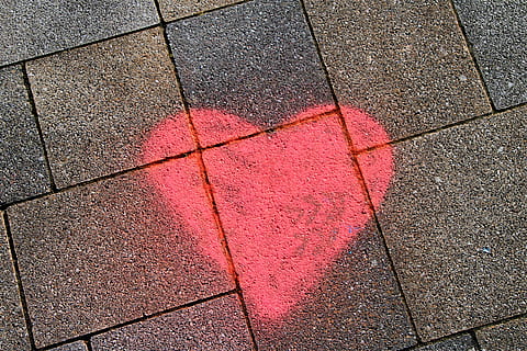 Camí, passarel·la, vorera, paviment, sòl, cor, textura, art, planta, full, catifa, patró, amor, vermell, art de carrer, pedra, llosa, asfalt, esfera, sendera, vista d’angle alt, marc complet, fons, cap gent, llambordes, dia, carrer, ciutat, sòls, forma, forma geomètrica, carretera, rajola, a l'aire lliure, sòl de rajoles, pluja, nivell superficial, concret, 5K, CC0, domini públic, lliure de regalies