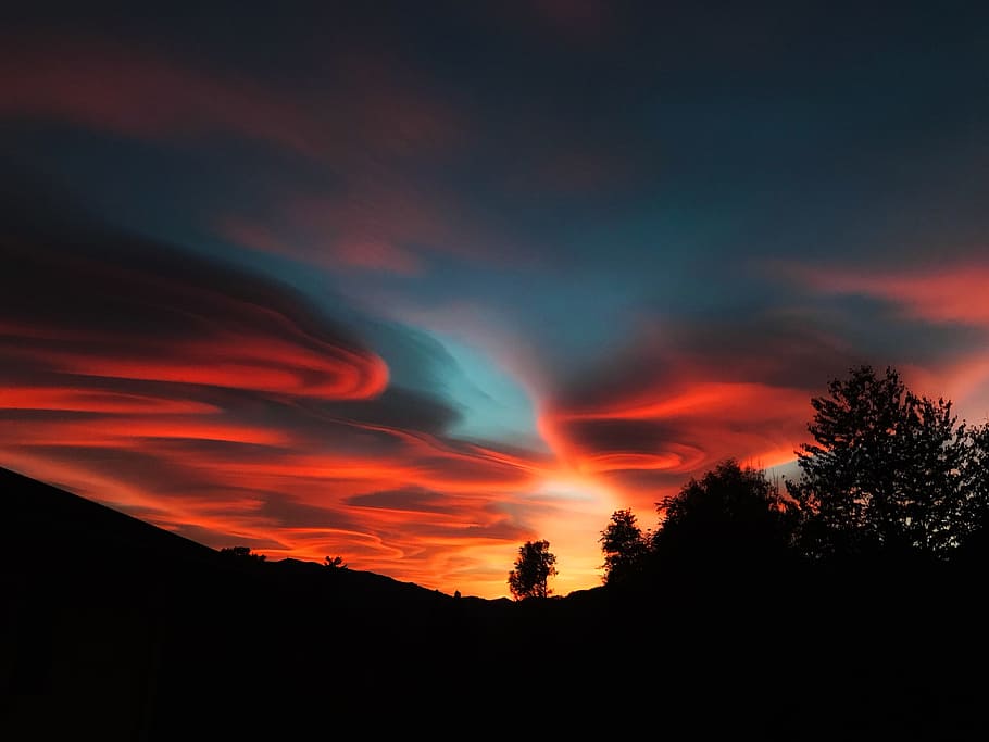 Himmel, Wolke, Baum, Sonnenuntergang, Sonnenaufgang, rot, Orange, glühen, Blau, Silhouette, Schöner Himmel, Feuer, Besondere, Natur, draußen, Dämmerung, Landschaft, orange Farbe, Sonne, szenen, wolke - himmel, Sonnenlicht, Schönheit in der Natur, Sonnenaufgang - Morgendämmerung, Hintergründe, Sommer-, Gelb, Licht - natürliches Phänomen, Morgen, Wolkengebilde, Nacht-, Wald, Jahreszeit, Berg, mehrfarbig, Dramatischer Himmel, Wetter, Sonnenstrahl, ruhige Szene, keine Leute, Herbst, 4K