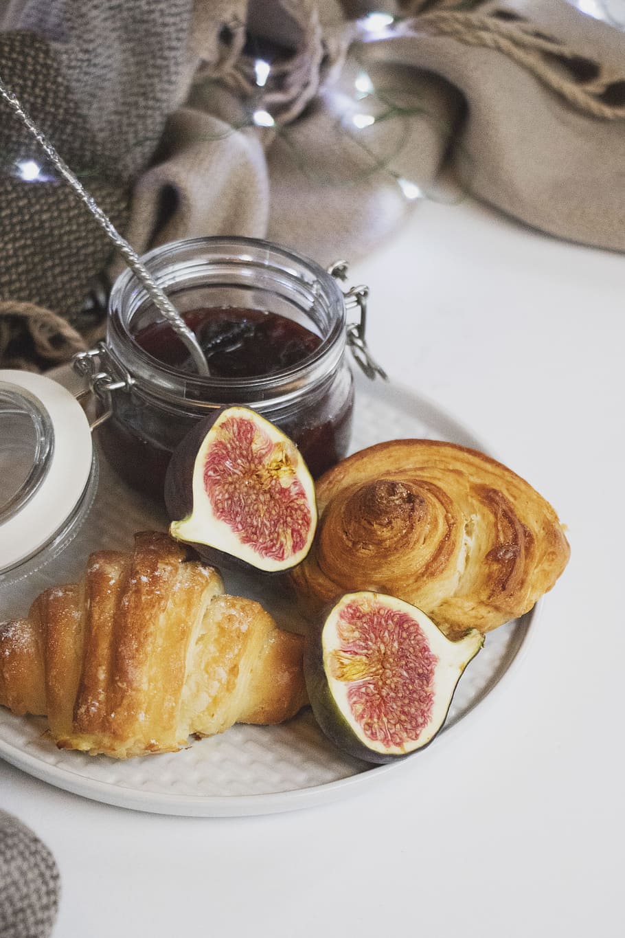 croissant sul vassoio, marmellata, Pasticcino, vassoio, Figura, cottura al forno, mangiare, prima colazione, tavolo, luce, cibo, trattare, dolce, gelatina, colore, foto, croissant, buongustaio, piatto, pasto, spuntino, freschezza, conserve, frutta, al forno, fatti in casa, legno - materiale, rinfresco, pane, vasellame, avvicinamento, bere, cibo dolce, forno, sfondi, torta, mattina, tazza, cena, 5K