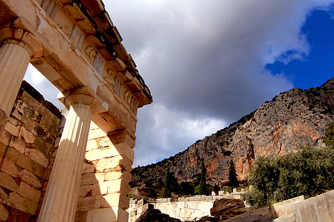 delphi, Řecko, hora, stromy, architektura, nebe, stavba, mrak - nebe, nízký úhel pohledu, Dějiny, Příroda, minulost, destinace, nikdo, starověké, exteriér budovy, cestovat, den, cestovní ruch, architektonický sloup, starý, náboženství, budova, venku, starověké civilizace, zničil, archeologie, 5K, CC0, veřejná doména, bez autorských práv