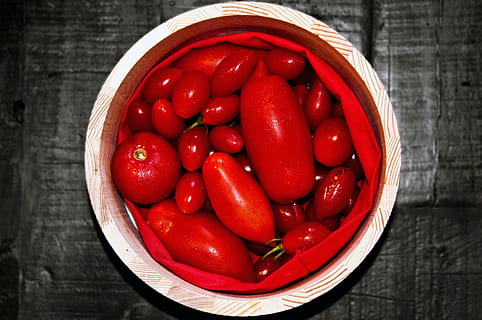 tomaten, rood, groenten, tafel, van boven, voedsel, vers, gezond, vitaminen, eten, voeding, matchbox, holzdose, vegetarisch, zoet, sappig, lekker, bio, heerlijk, gezond eten, eten en drinken, versheid, welzijn, kom, hout - materiaal, fruit, recht boven, binnenshuis, geen mensen, stilleven, detailopname, hoge hoekmening, grote groep objecten, houder, groente, bessen, rijp, aardewerk, 4K, CC0, publiek domein, royaltyvrij
