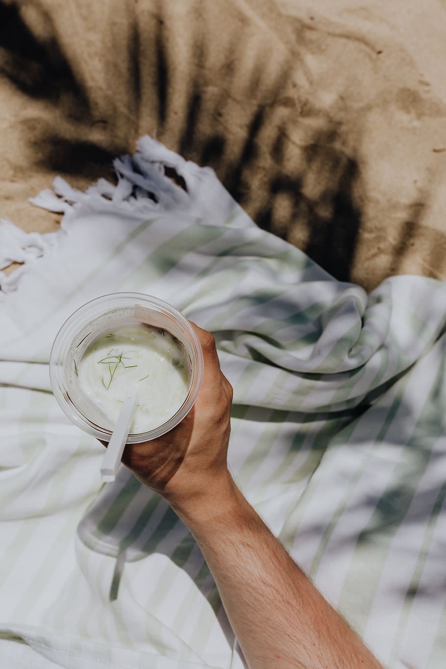 tarator búlgaro, playa, verano, aperitivo, vegetales, beber, comida, sano, vacaciones, sopa, yogur, ajuste, frío, vegano, Bulgaria, balcánico, tarador, Pepino, zalamero, mano humana, mano, una persona, participación, parte del cuerpo humano, refresco, gente real, comida y bebida, vista de alto ángulo, hombres, vaso, equipo doméstico, perspectiva personal, estilos de vida, adentro, parte del cuerpo, frescura, dedo, 4K