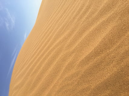 desert, sorra, cap gent, patró, terra, fons, groc, marc complet, primer pla, tèxtil, textura, dia, llum solar, naturalesa, duna de sorra, bellesa a la natura, a l'interior, tranquil·litat, clima àrid, clima, blau, suavitat, 4K, CC0, domini públic, lliure de regalies