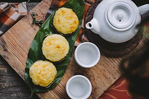 tetera de ceràmica blanca, planta, menjar, ceràmica, esmorzar, pa, vegetals, produir, ou, bibingka, merienda, berenar, vacances, plat, tassa, tassa de cafè, olla, postres, flor, tetera, menjar i beguda, taula, vista d’angle alt, frescor, refresc, beure, material de fusta, llest per menjar, placa, directament a sobre, natura morta, alimentació saludable, a l'interior, bol, cap gent, benestar, tassa de te, vaixella, fulles, 5K, CC0, domini públic, lliure de regalies